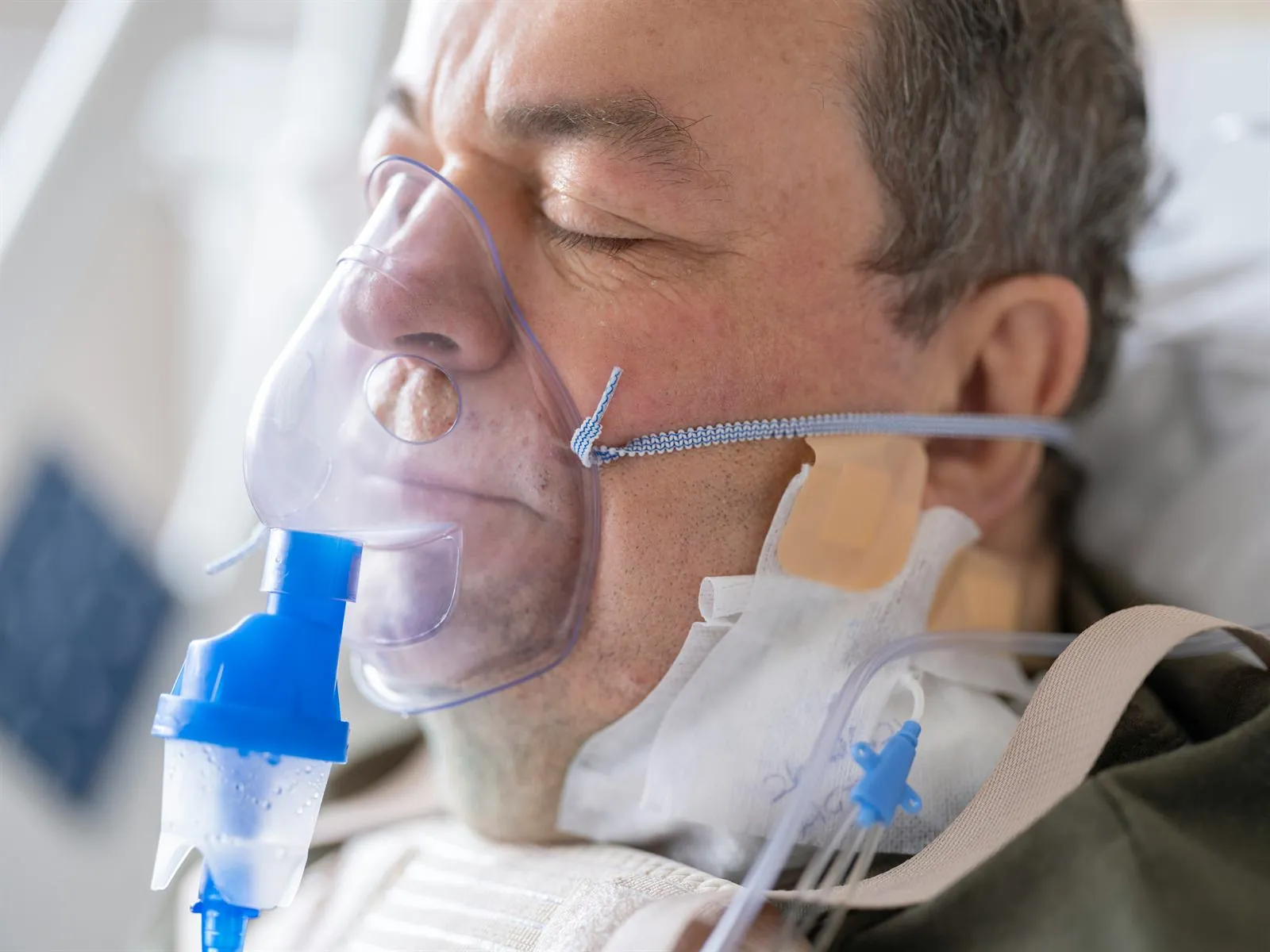 Atención respiratoria de una persona en recuperación